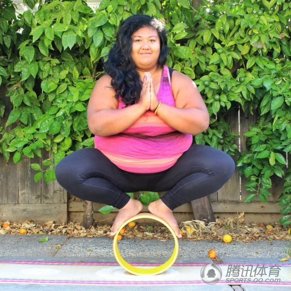 励志!美国胖妞秀高难度瑜伽 将开瑜伽培训班