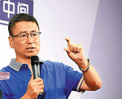 央视主持人白岩松携新书《白说》出现在北京的发布会上