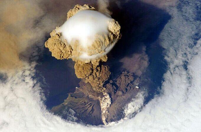 照片记录从太空中看地球火山喷发