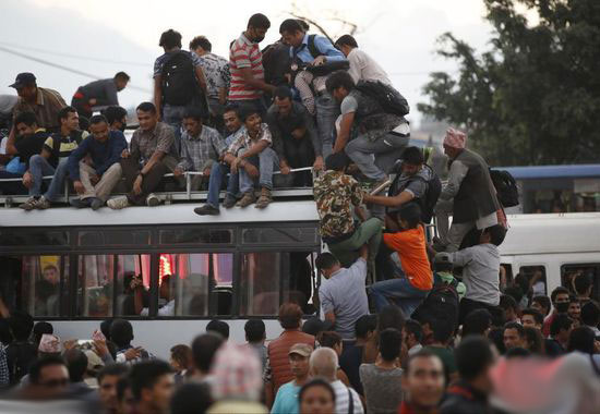 尼泊尔公交车超载坠崖: 图解车辆落水、侧翻,你该怎么自救(上)