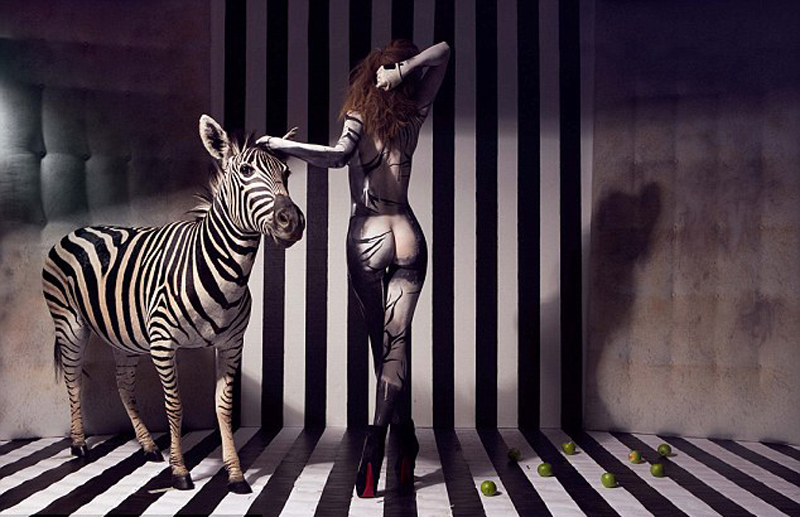 英女艺术家裸体与动物合影 抗议物化女性