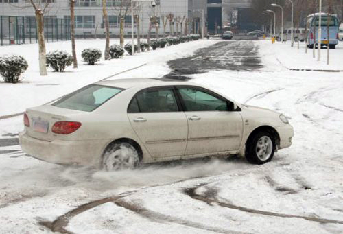 小心驶得万年“车 雪天行车注意事项