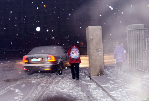 5、保持车灯清洁。今天北京不仅降雪，而且是阴天，能见度差，这时要使用示宽灯、雾灯，甚至前照灯，以便别的驾驶员能容易看到你的车子，保障安全，所以要保持前、后车灯的清洁。