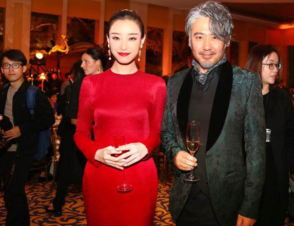 倪妮鱼尾红裙出席晚宴 巧笑倩兮展优雅气质