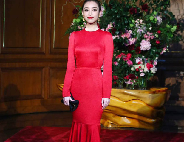 倪妮鱼尾红裙出席晚宴 巧笑倩兮展优雅气质