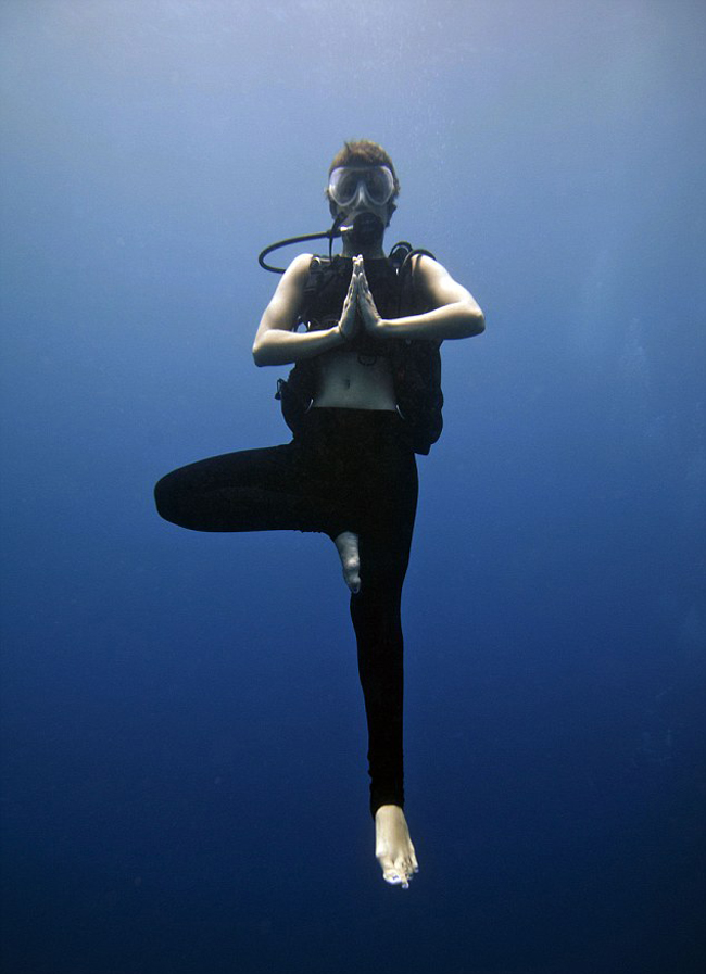 巴厘岛水下瑜伽 12米深水底体验子宫般舒适
