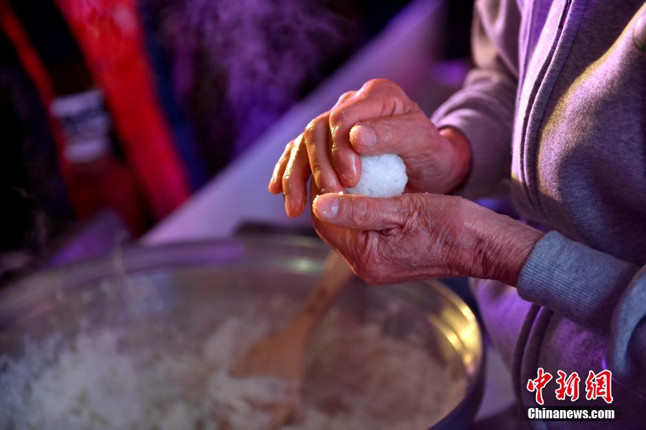 日本“煮饭仙人”与韩国“泡菜女王”同台秀功夫