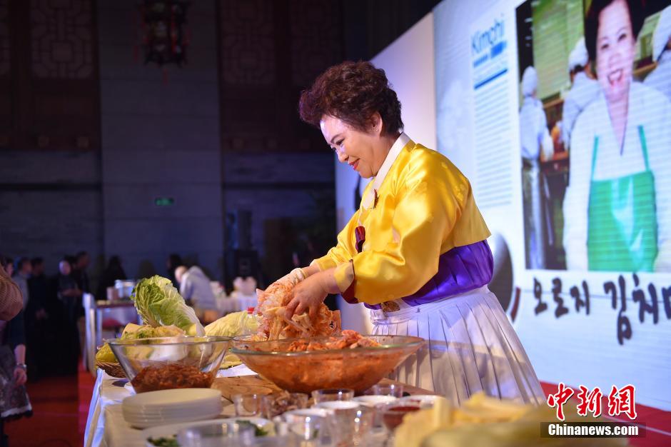 日本“煮饭仙人”与韩国“泡菜女王”同台秀功夫