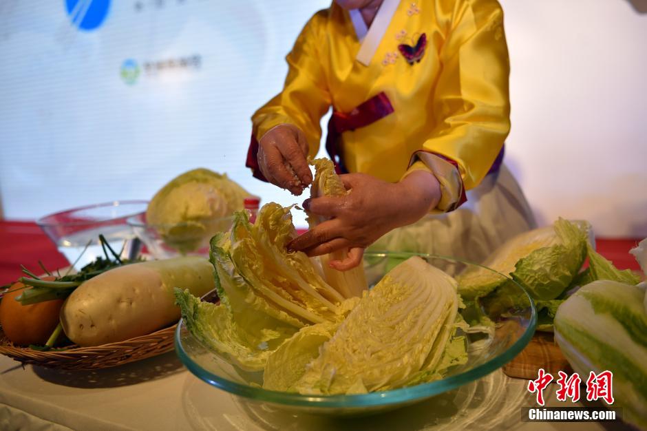 日本“煮饭仙人”与韩国“泡菜女王”同台秀功夫