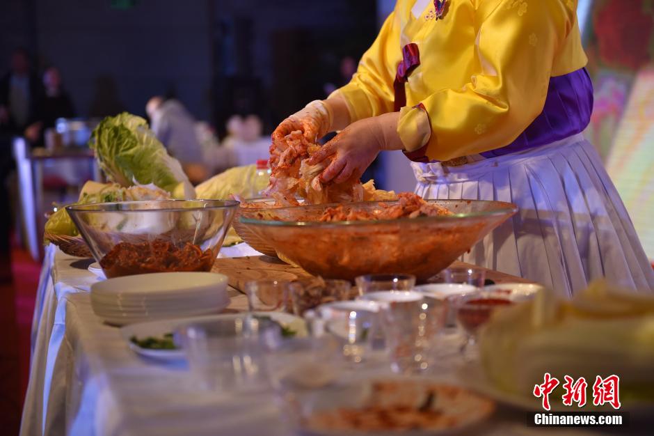 日本“煮饭仙人”与韩国“泡菜女王”同台秀功夫