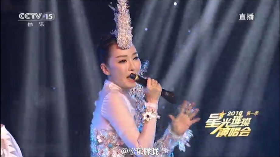 萨顶顶假唱话筒拿反：下次会演的更精细些