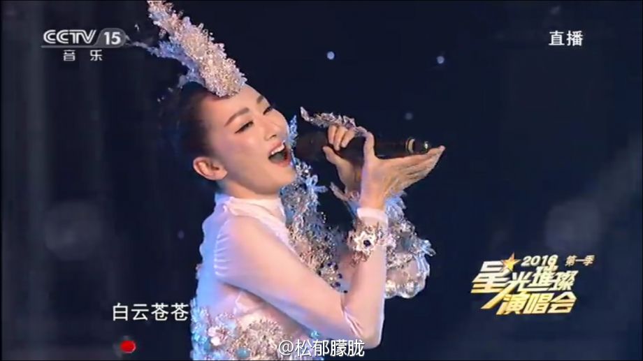 萨顶顶假唱话筒拿反：下次会演的更精细些