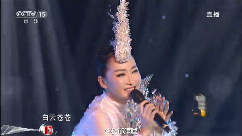 萨顶顶假唱话筒拿反：下次会演的更精细些