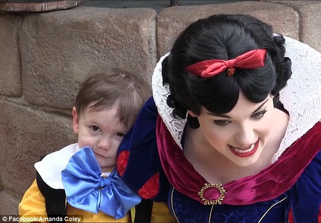 美自闭症男孩与白雪公主上演感人一幕