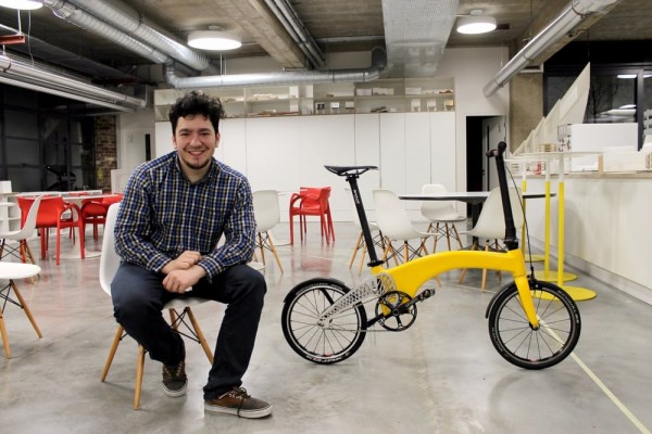 去年总部位于伦敦的Hummingbird Bike公司在众筹网站 Kickstarter 上发布了一款仅有 6.5公斤重的折叠式碳纤维自行车——“Hummingbird (蜂鸟)”。而现在在独立赛车和车辆技术服务厂商Prodrive公司的帮助下，Hummingbird正式进入量产阶段，最终成品的重量将为6.7公斤(约14.8磅)。