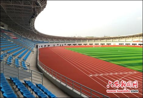 即将投入使用的霍邱县体育中心万座体育场一角