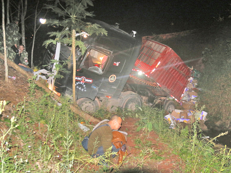 边防官兵成功救助受伤驾驶员_ 联盟中国 _ 中国