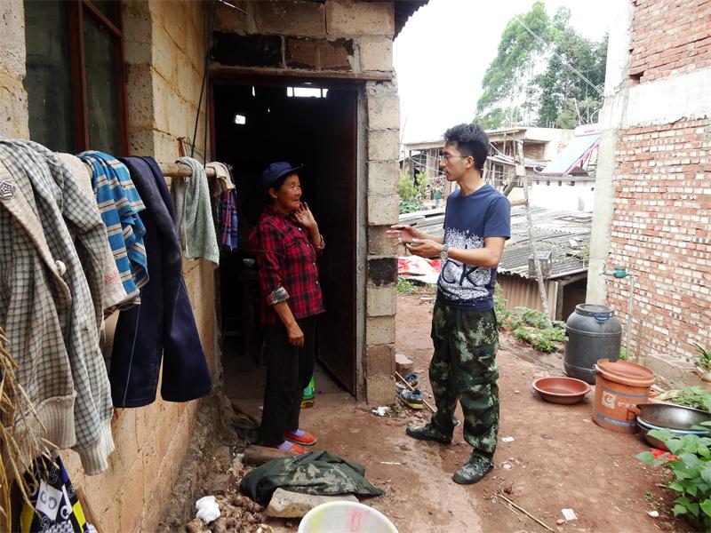 云南江城:康平镇干部职工进村入户回访挂钩贫