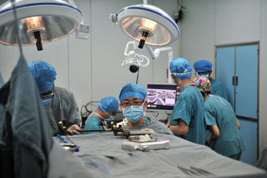 昆明网络直播神经外科手术 助力基层医生业务水平提高_联盟中国_中国网