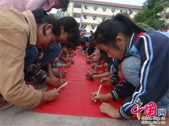 江城:勐康小学少先队员开展了向国旗敬礼活动