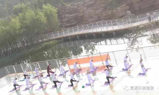 富源玉顺湖的一群瑜伽女子 人美 湖更美