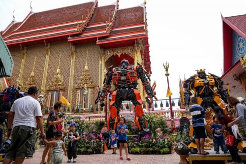 泰国寺庙在门口摆放变形金刚模型，吸引游客。（图片来源：法新社）