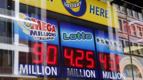 图为2017年6月8日，美国芝加哥街头的一个彩票奖金数额展示牌。图片显示，当时“强力球”奖金累计达到4.35亿美元。