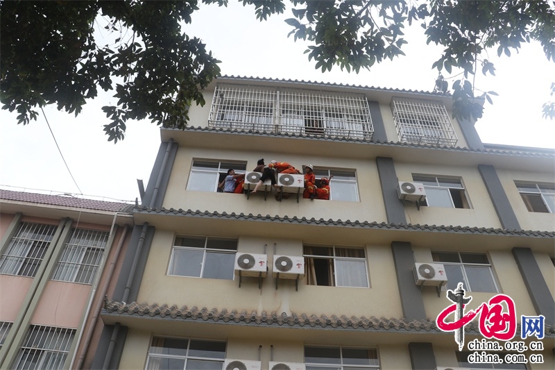 云南普洱:女子4层高楼欲轻生 思茅警方3小时成