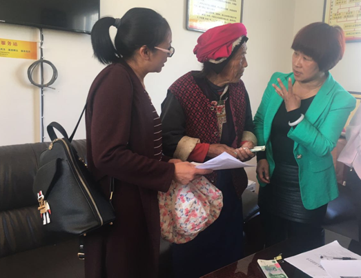 香格里拉市编办到建塘镇红坡村发放扶贫户产业