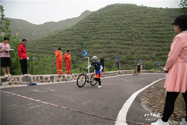 2021中国迁安五重安千人骑行挑战赛鸣枪开赛