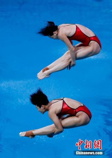 图为吴敏霞和施廷懋在比赛中。<a target=&apos;_blank&apos; href=&apos;http://www.chinanews.com/&apos; ><p align=