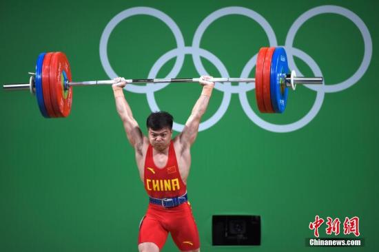 图为龙清泉举起杠铃。<a target=&apos;_blank&apos; href=&apos;http://www.chinanews.com/&apos; ><p align=