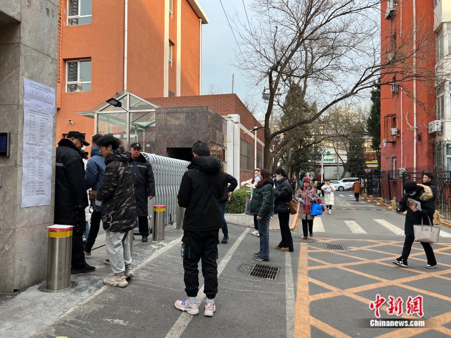 11月26日，中央机关及其直属机构2024年度考试录用公务员公共科目笔试举行。早上八点，北京市中关村中学考点有考生入场。<a target='_blank' href='/' >中新网</a> 张钰惠 摄