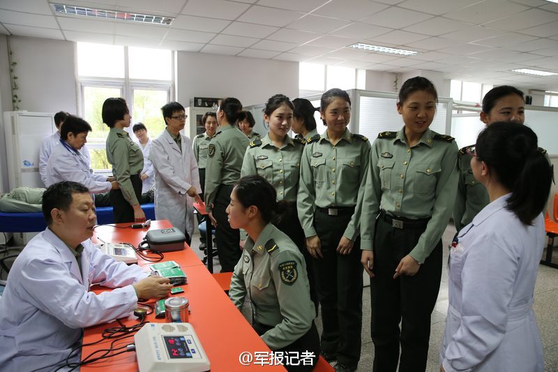揭秘三军仪仗队女兵：面容惹眼 服装“私人定制” 
