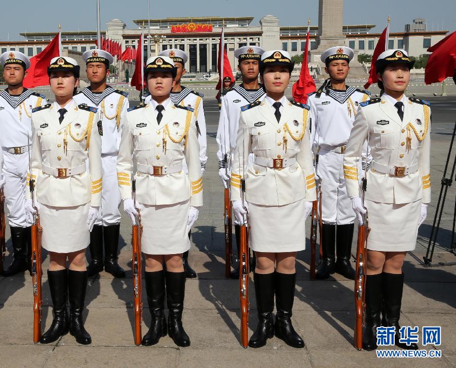 揭秘三军仪仗队女兵：面容惹眼 服装“私人定制” 