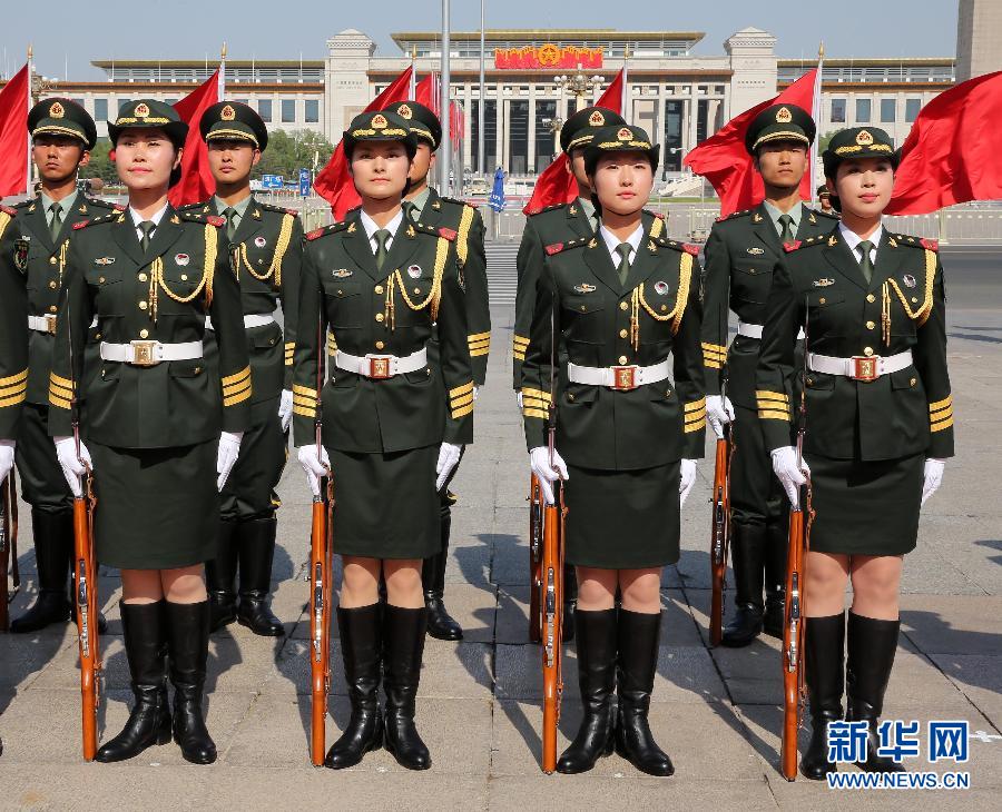 揭秘三军仪仗队女兵：面容惹眼 服装“私人定制” 