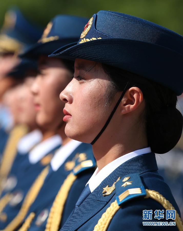 揭秘三军仪仗队女兵：面容惹眼 服装“私人定制” 