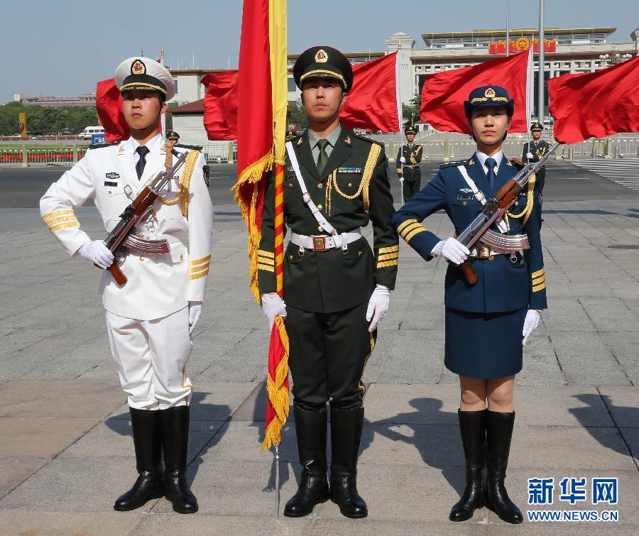 揭秘三军仪仗队女兵：面容惹眼 服装“私人定制” 