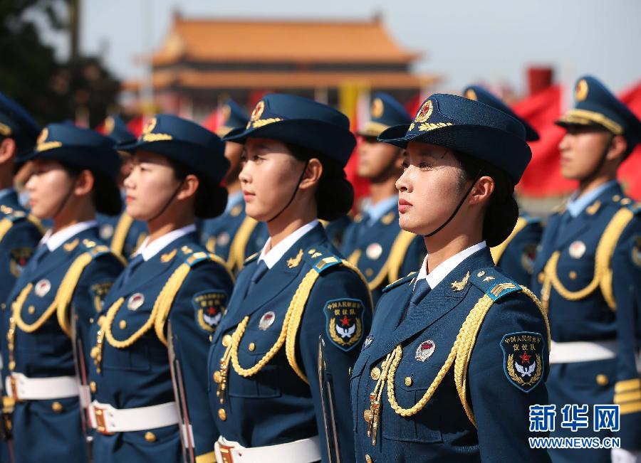 揭秘三军仪仗队女兵：面容惹眼 服装“私人定制” 