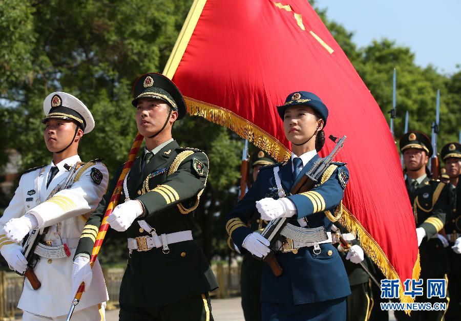 揭秘三军仪仗队女兵：面容惹眼 服装“私人定制” 