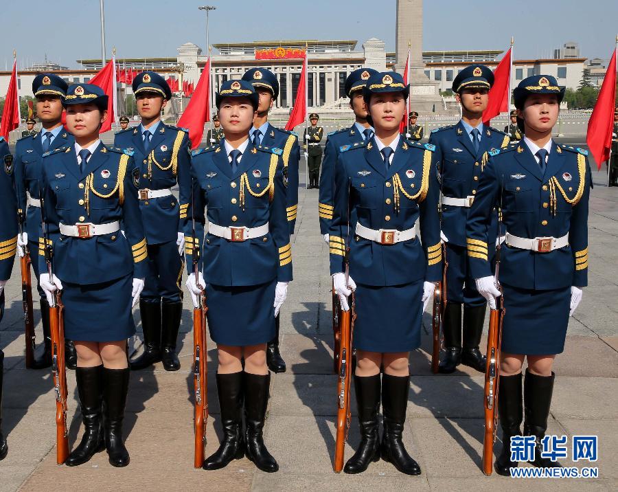 揭秘三军仪仗队女兵：面容惹眼 服装“私人定制” 