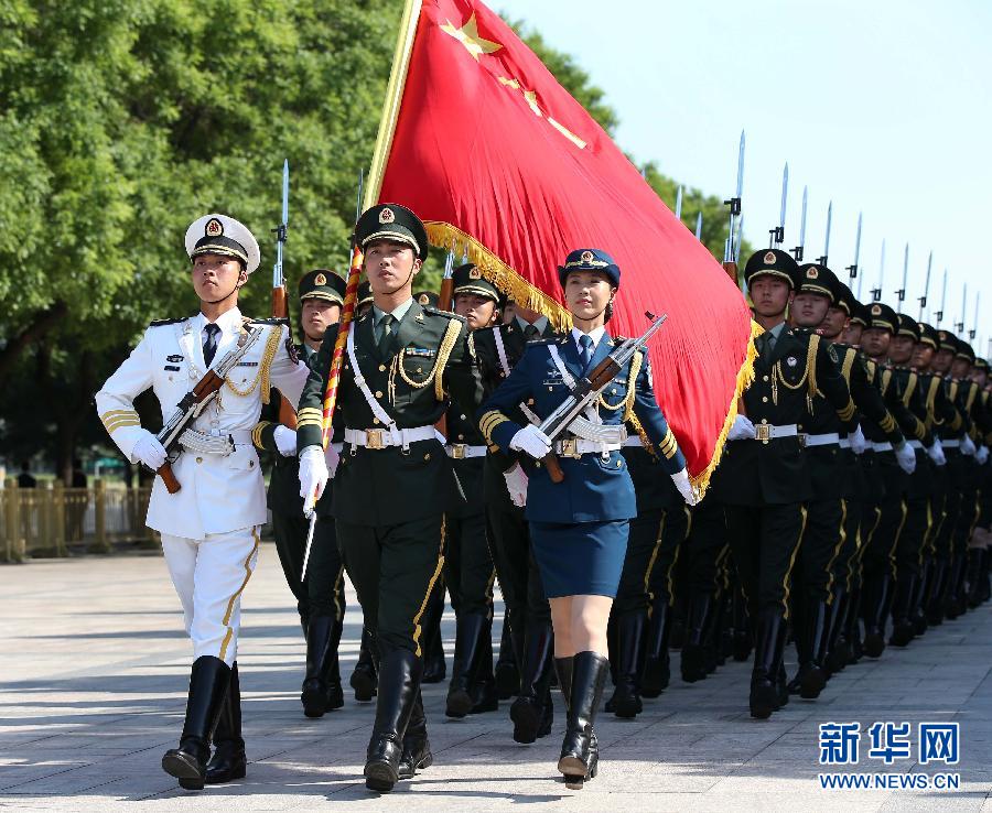 揭秘三军仪仗队女兵：面容惹眼 服装“私人定制” 