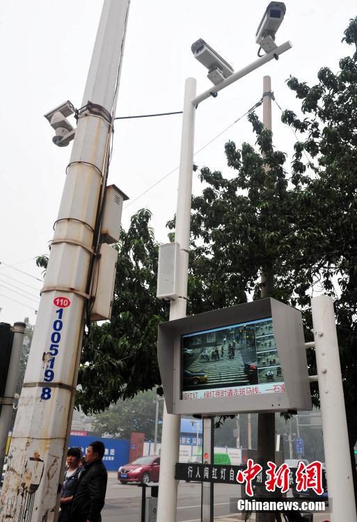 行人闯红灯抓拍“神器”石家庄上岗