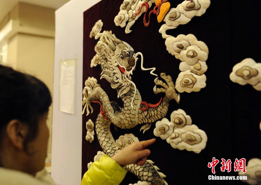 长春现7.2米长鱼皮画叫价180万