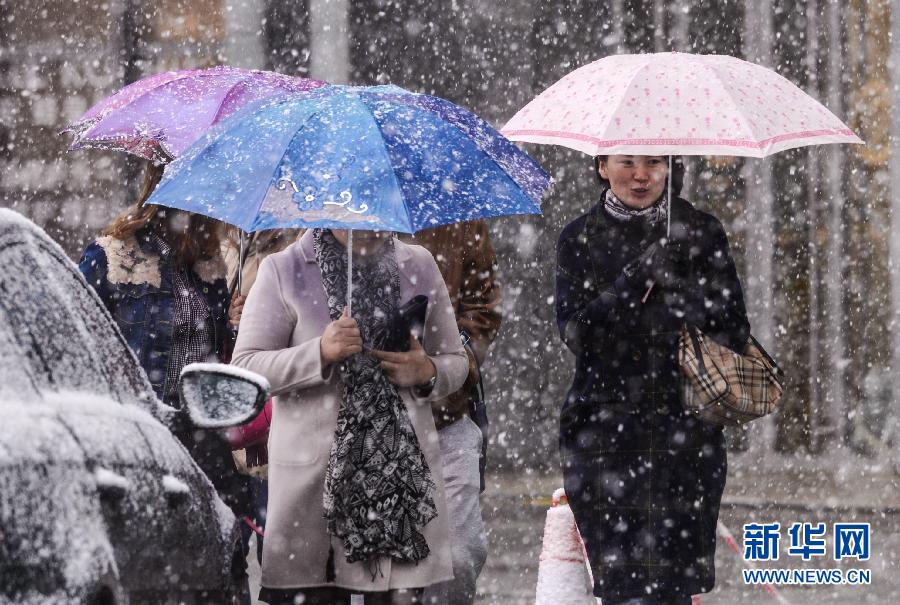 乌鲁木齐迎来雨雪降温天气