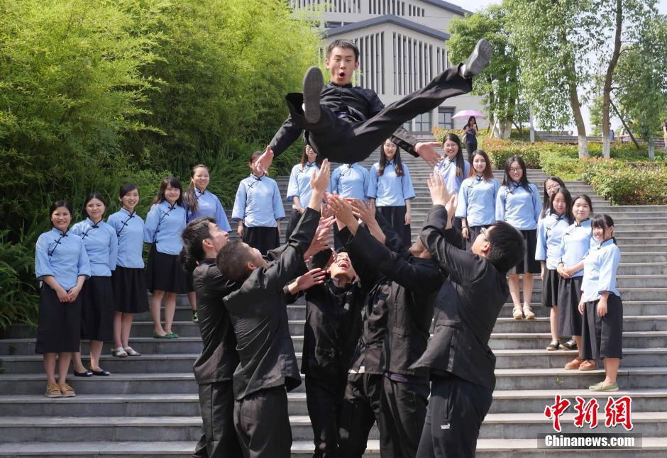 重庆大学生拍个性毕业照纪念青春