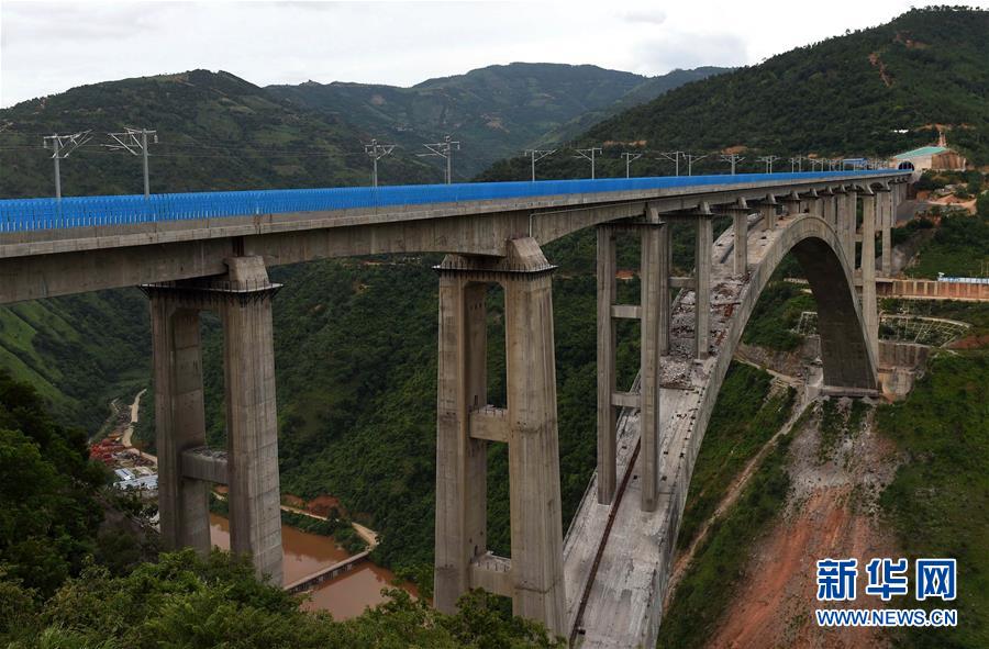 这是云桂铁路南盘江特大桥一景(7月19日摄).