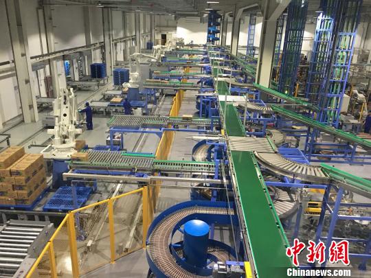 近日记者跟随集体采访团，走进了三元河北工业园。婴幼儿乳粉在此已实现全程追溯，以生产高品质的“放心奶”。图为生产车间。　曾鼐 摄