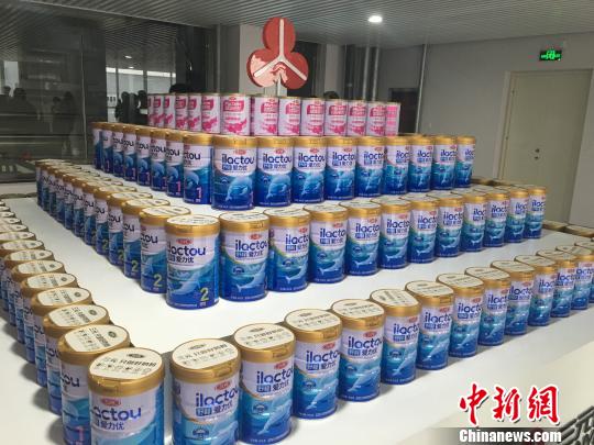提起洋奶粉的代购热，三元奶粉事业部总经理吴松航认为，好奶粉不是由国籍决定的，国人不应盲目购买洋奶粉。　曾鼐 摄