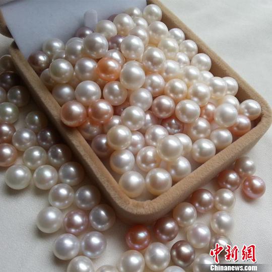 国货化妆品畅销海外 绍兴珍珠粉出口量暴涨近